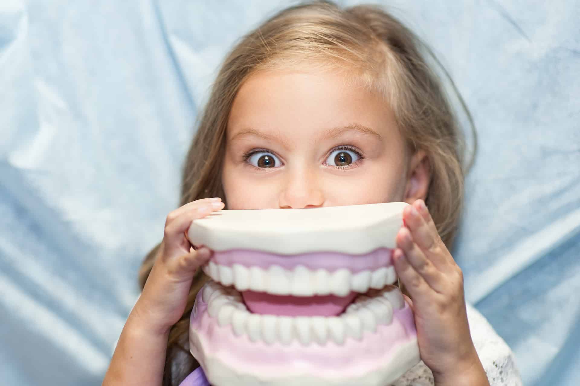 orthodontiste enfant souriante