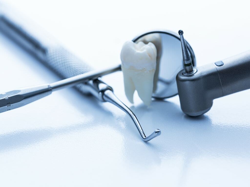 evocation_soins_dentaires_avec_instruments_de_dentiste